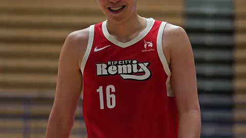 曼城中场传奇费尔南迪尼奥退役，23年辉煌生涯完美收官